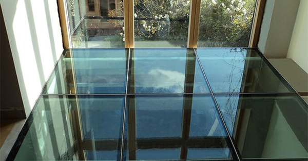 Có nên dùng kính cường lực thay thế sàn bê tông?