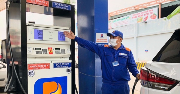 Giá các loại xăng dầu cùng tăng, RON95 tăng hơn 200 đồng/lít