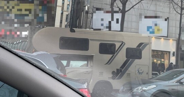 Bức ảnh chụp giữa đường phố Hàn Quốc khiến nhiều người thốt lên: "Thương cho những đứa trẻ!"