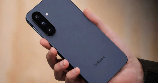 Nhìn chiếc điện thoại này là đủ thấy Samsung đã "đem con bỏ chợ"?