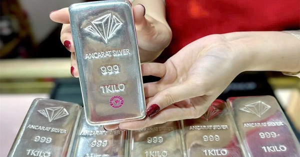 Giá bạc bất ngờ lao dốc