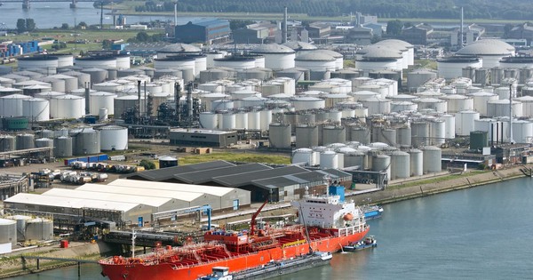 Mỹ siết trừng phạt, Nga ‘cắn răng’ giảm giá dầu cực sâu cho khách ‘ruột’, chỉ còn hơn 20 USD/thùng