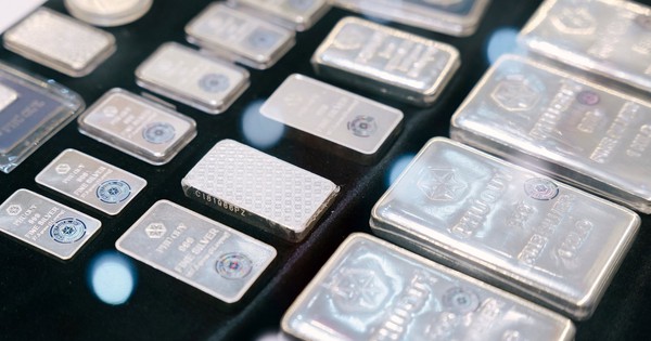 Bạc rơi thẳng đứng - mất 22 triệu đồng/kg từ đỉnh