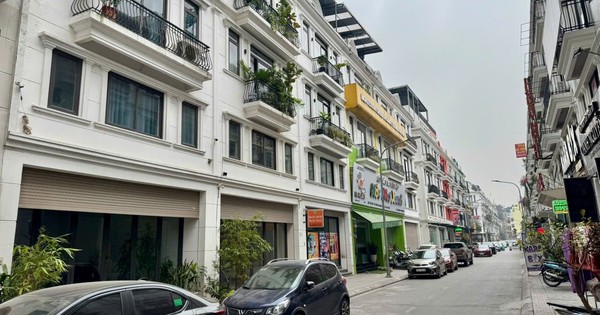 Bất động sản nhà ở Bắc – Nam “ngược chiều”: Hà Nội hạ giá giữ nhịp, TP.HCM bung hàng tạo sóng