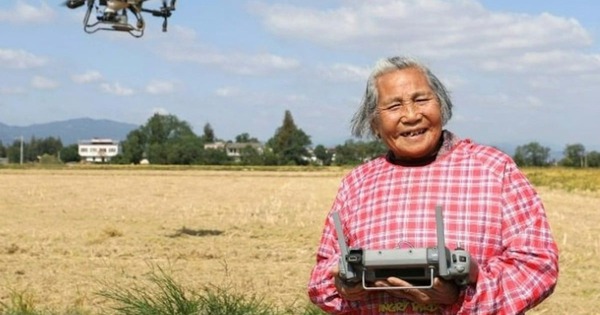 Bà ngoại 82 tuổi gây sốt mạng Trung Quốc với kỹ năng điều khiển drone nông nghiệp và bán hàng livestream