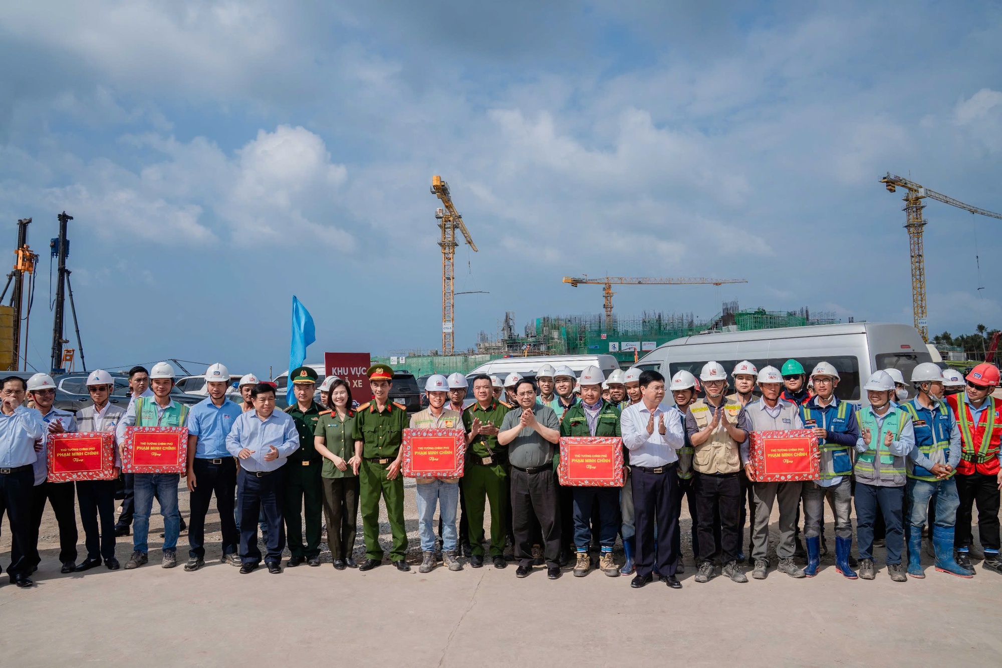 Thủ tướng đề nghị phát huy tinh thần "chỉ bàn làm, không bàn lùi" tại các dự án phục vụ APEC - Ảnh 11