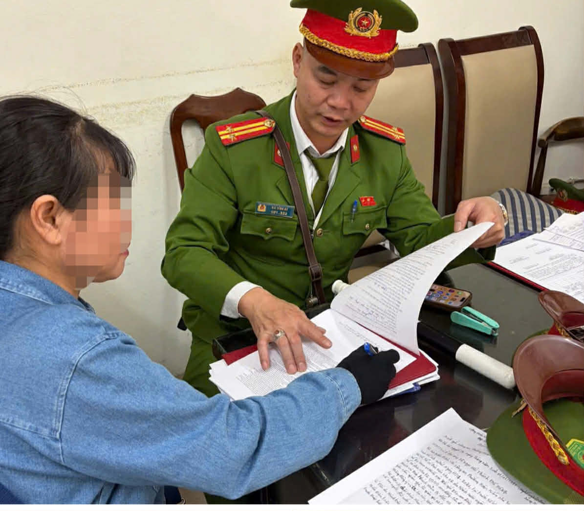 Định "chặt chém" khách Tây chiếc nón lá giá 850.000 đồng, người phụ nữ bị phạt 225.000 đồng - Ảnh 1