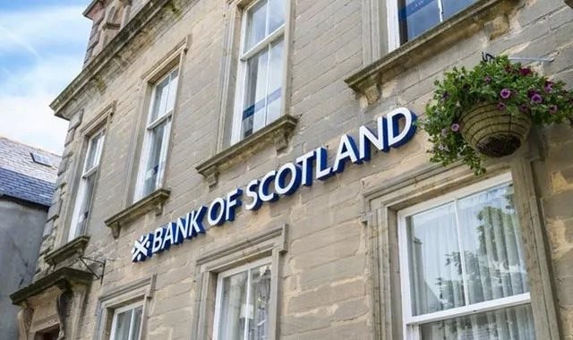 Vi phạm lệnh trừng phạt Nga, một ngân hàng châu Âu bị phạt nặng - Ảnh 1