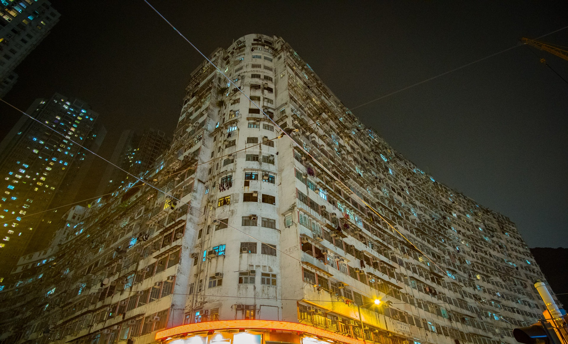 Cận cảnh khu dân cư "quái vật" giữa lòng Hong Kong - Ảnh 5