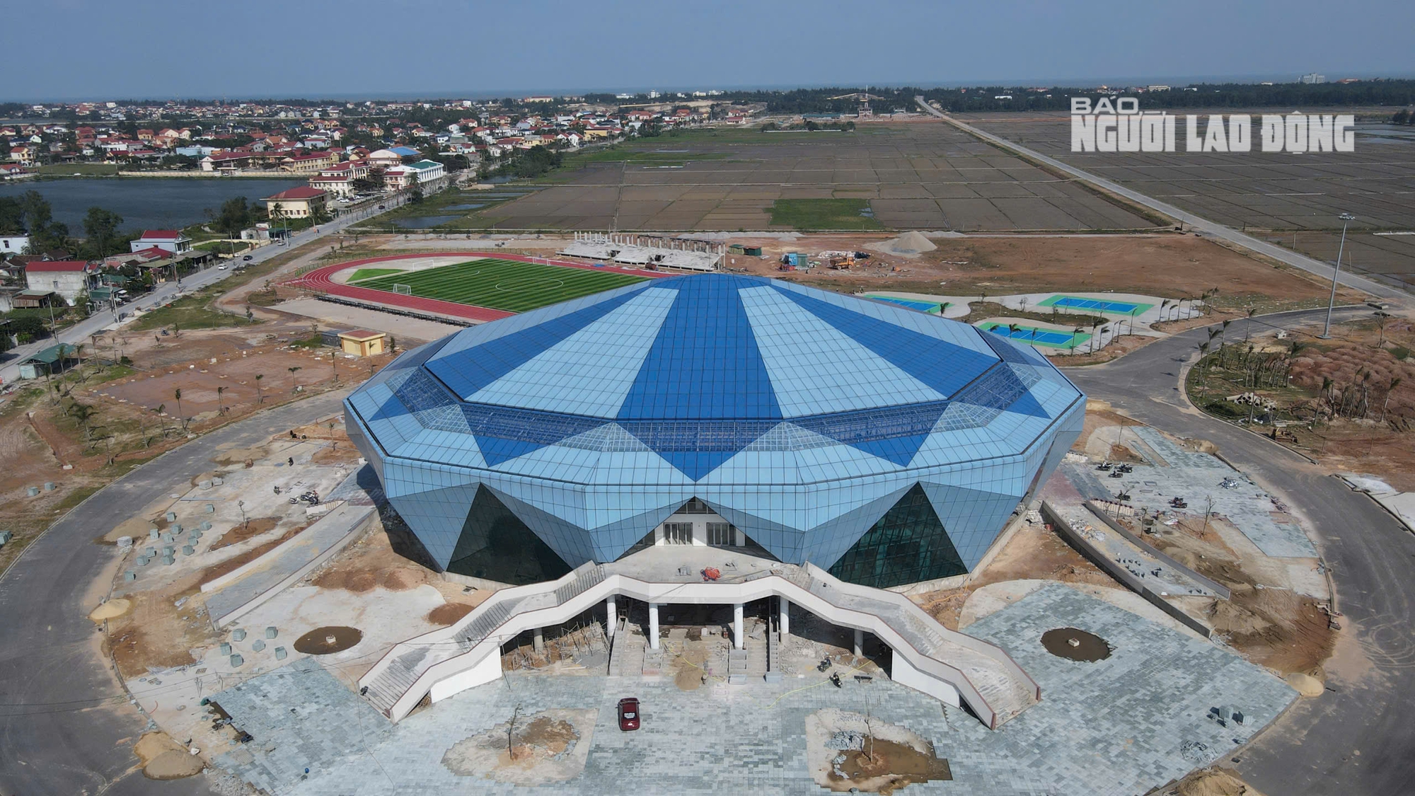 Nhà thi đấu hình kim cương xanh 340 tỉ đồng gây chú ý ở Quảng Trị - Ảnh 1