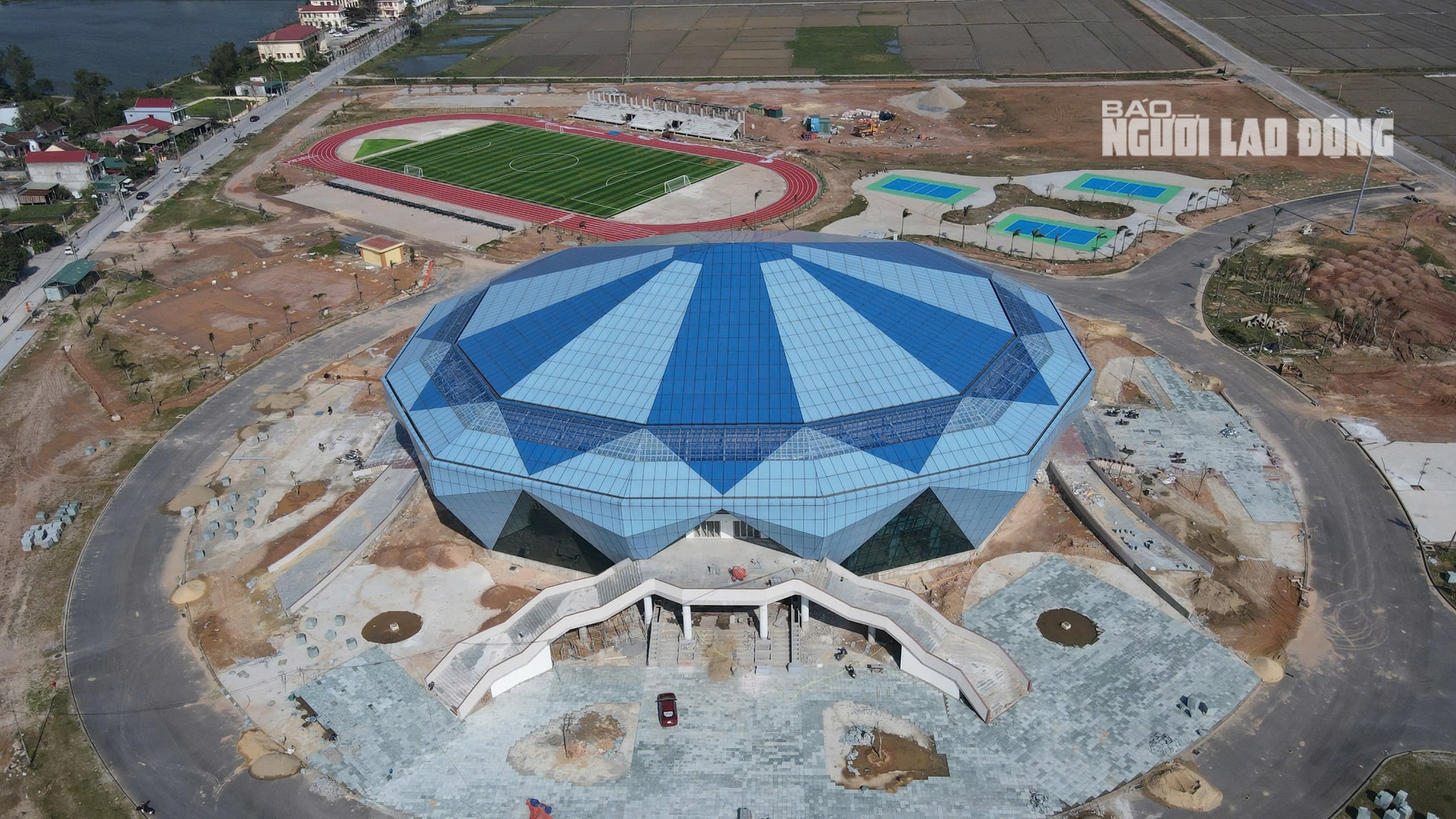 Nhà thi đấu hình kim cương xanh 340 tỉ đồng gây chú ý ở Quảng Trị - Ảnh 3
