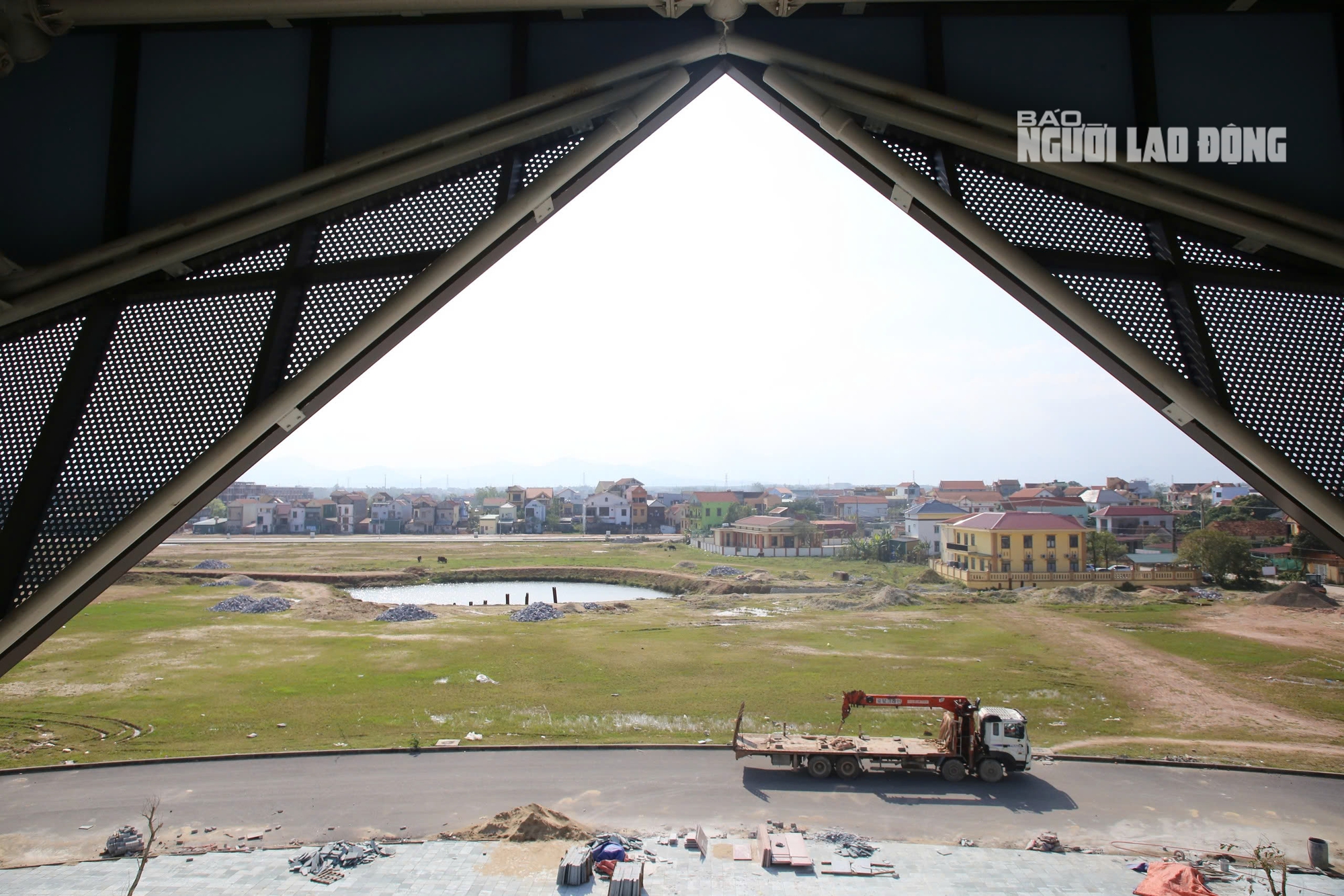 Nhà thi đấu hình kim cương xanh 340 tỉ đồng gây chú ý ở Quảng Trị - Ảnh 12