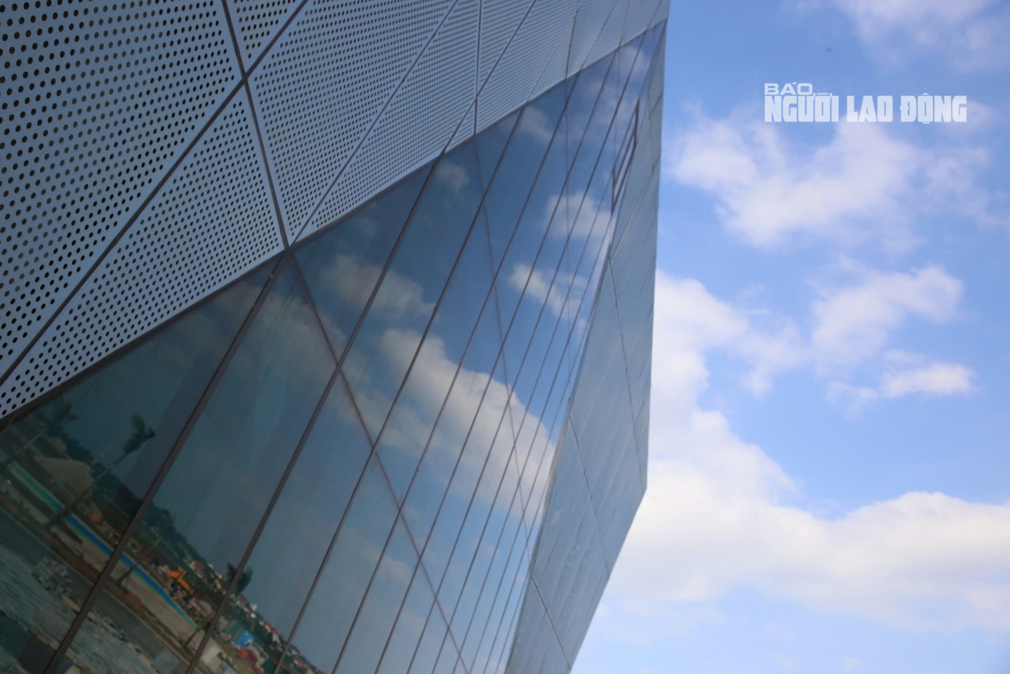 Nhà thi đấu hình kim cương xanh 340 tỉ đồng gây chú ý ở Quảng Trị - Ảnh 13