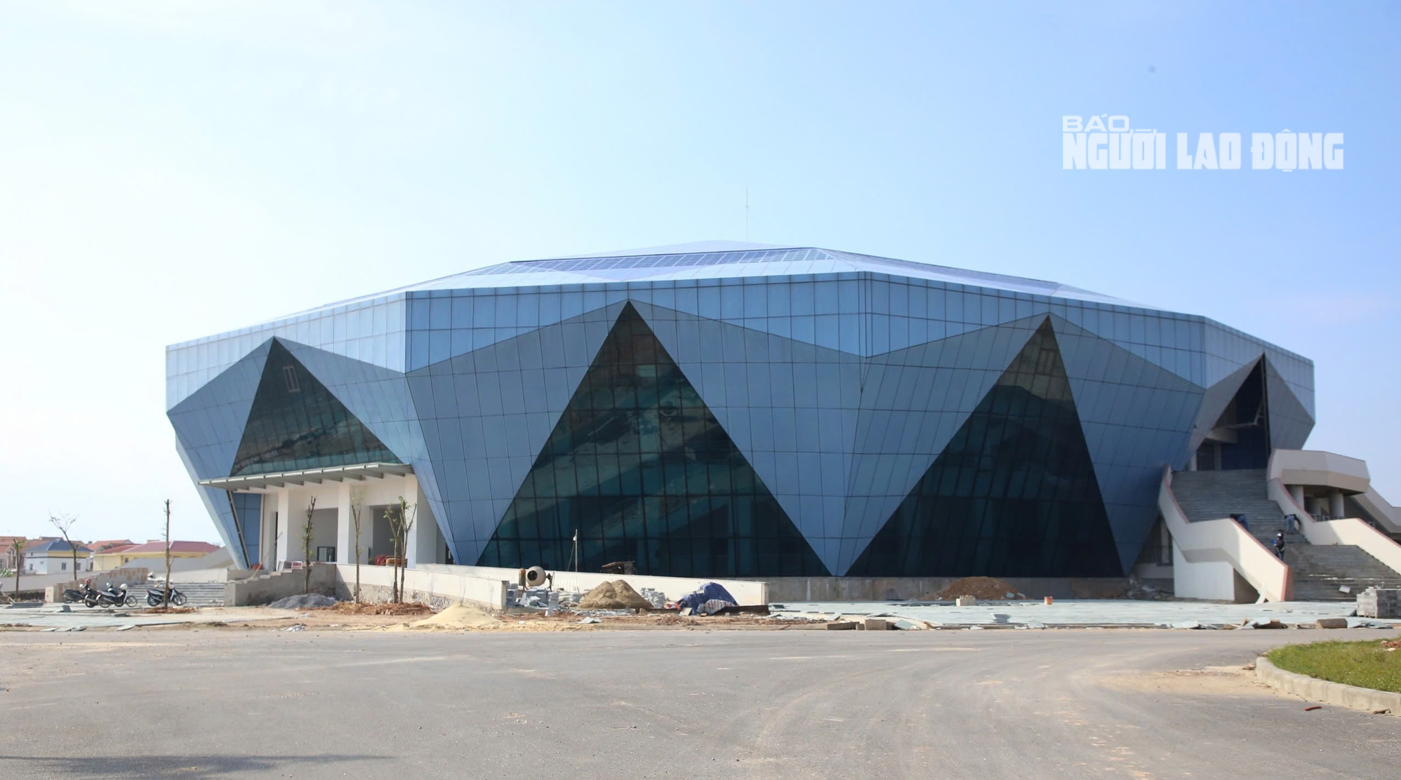 Nhà thi đấu hình kim cương xanh 340 tỉ đồng gây chú ý ở Quảng Trị - Ảnh 14