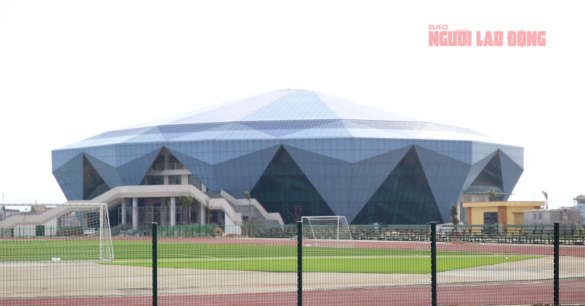 Nhà thi đấu hình kim cương xanh 340 tỉ đồng gây chú ý ở Quảng Trị - Ảnh 19