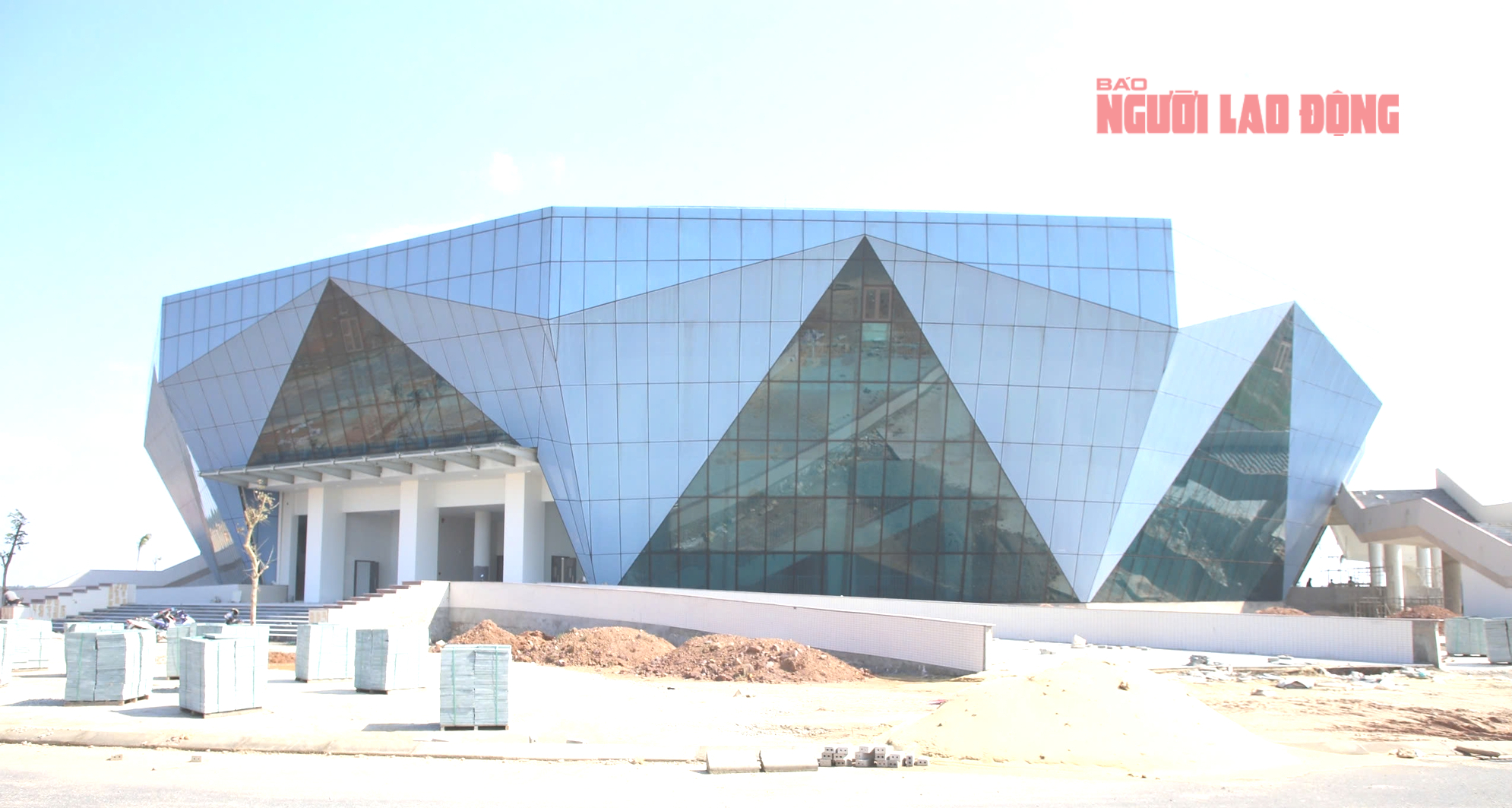 Nhà thi đấu hình kim cương xanh 340 tỉ đồng gây chú ý ở Quảng Trị - Ảnh 2