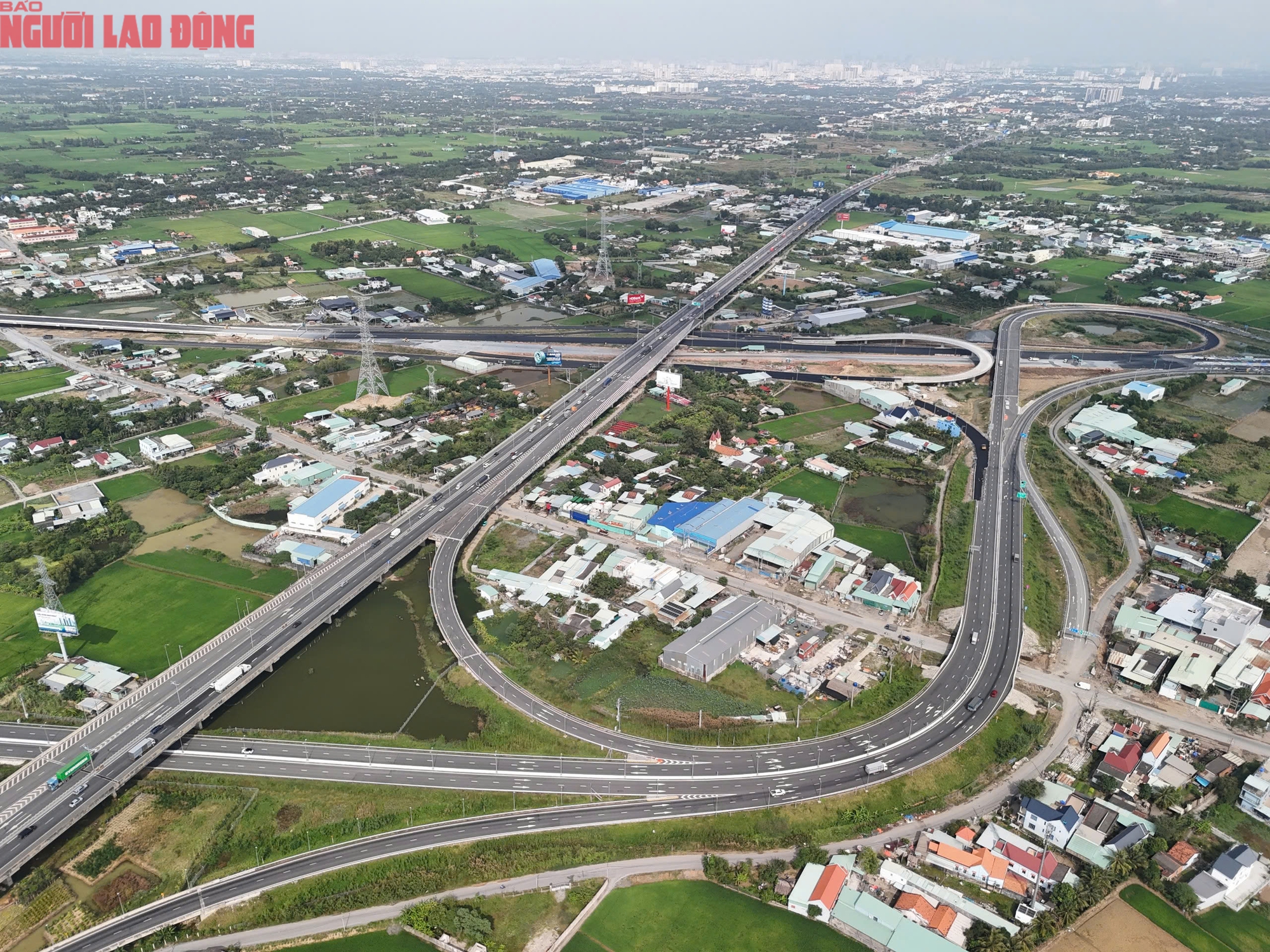 Hình hài “siêu nút giao” tại 3 tuyến cao tốc trọng điểm phía Nam - Ảnh 10