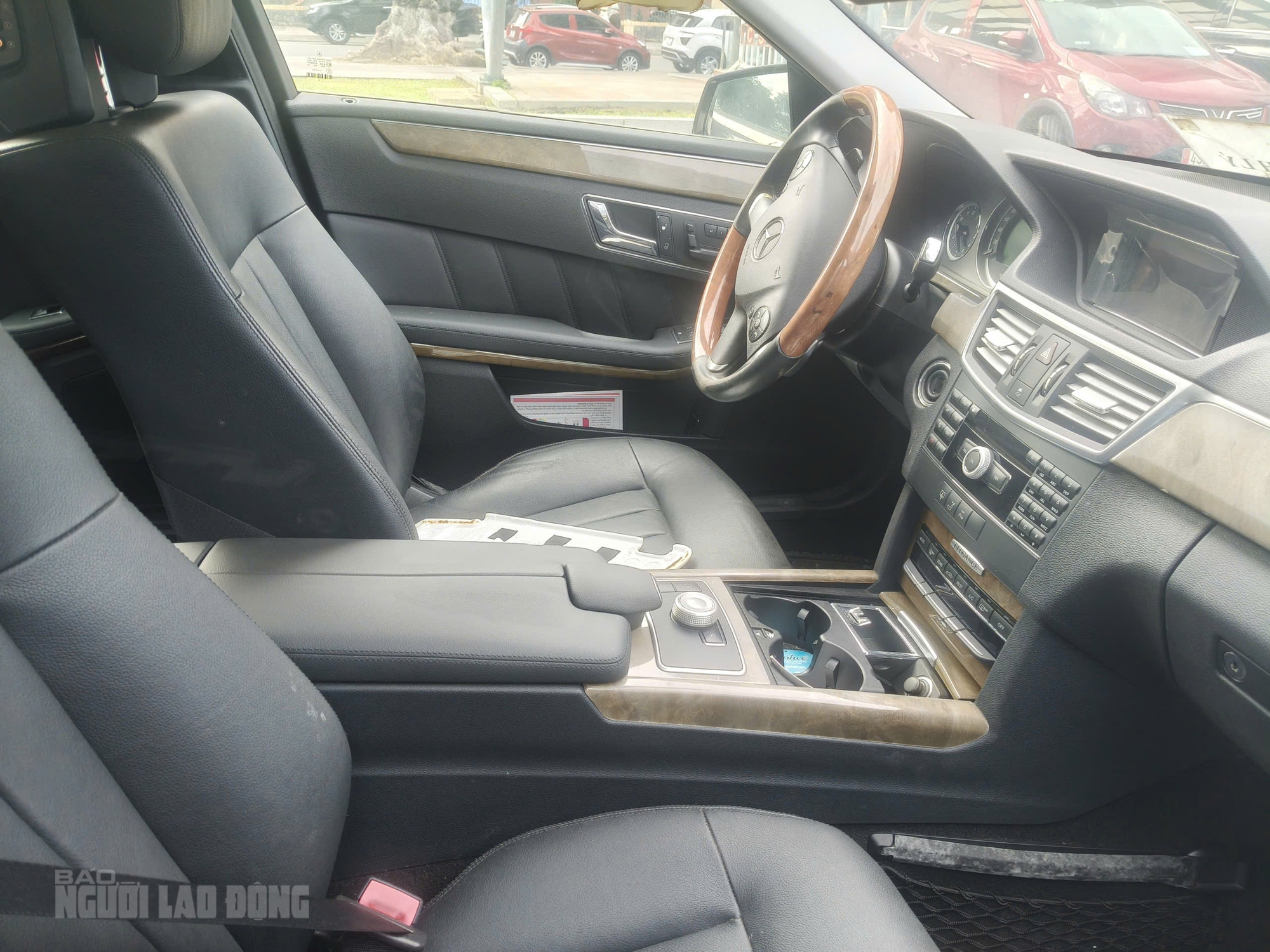 Cận cảnh xe công Mercedes-Benz E300 thanh lý ở Đà Nẵng, giá khởi điểm còn 282 triệu đồng - Ảnh 2