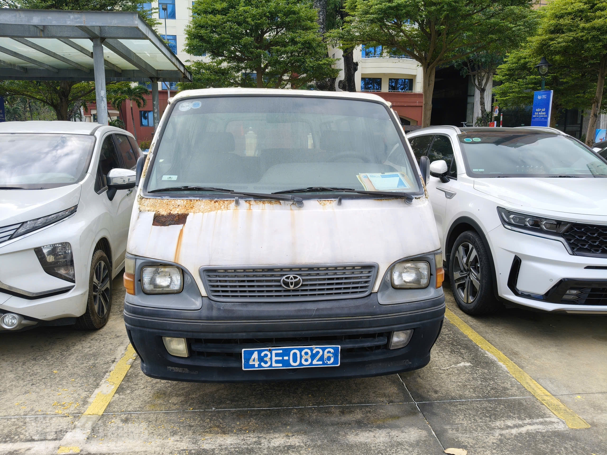 Cận cảnh xe công Mercedes-Benz E300 thanh lý ở Đà Nẵng, giá khởi điểm còn 282 triệu đồng - Ảnh 4