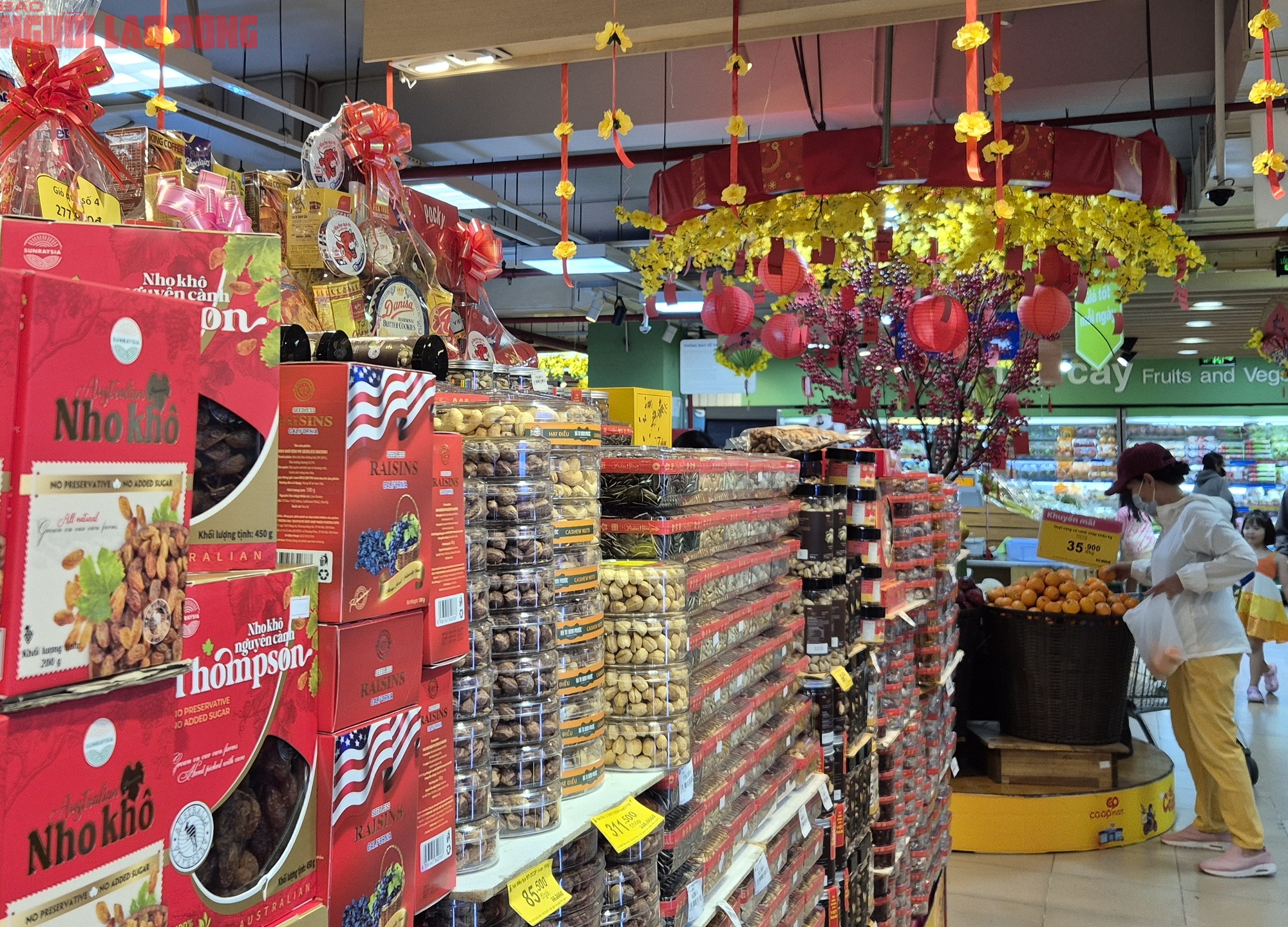 Nho khô, hạnh nhân, trái cây Mỹ tràn ngập thị trường Tết - Ảnh 2