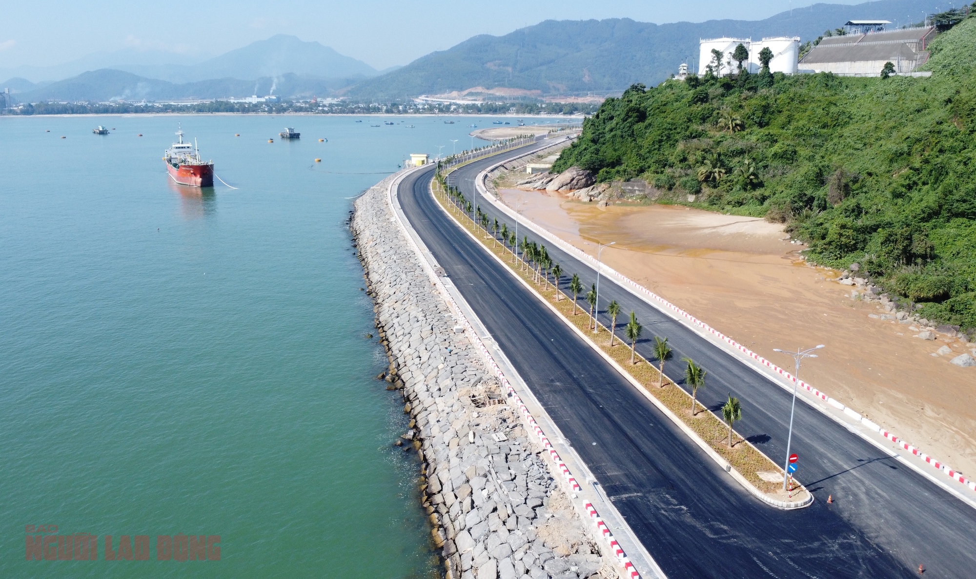 Cận cảnh đại công trường cảng Liên Chiểu trước ngày "về đích" - Ảnh 1