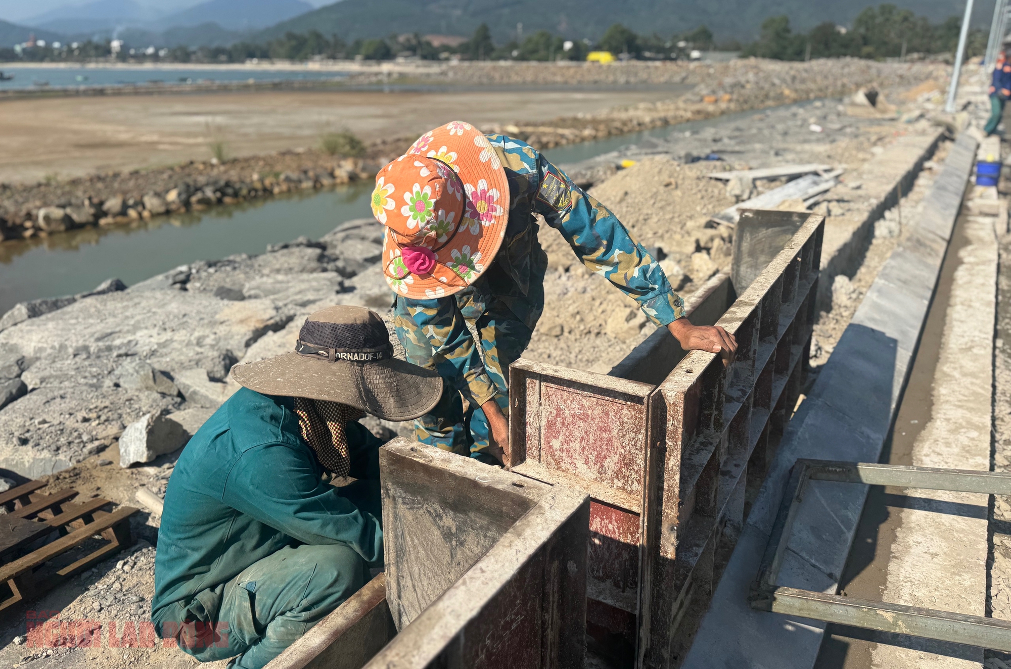 Cận cảnh đại công trường cảng Liên Chiểu trước ngày "về đích" - Ảnh 8