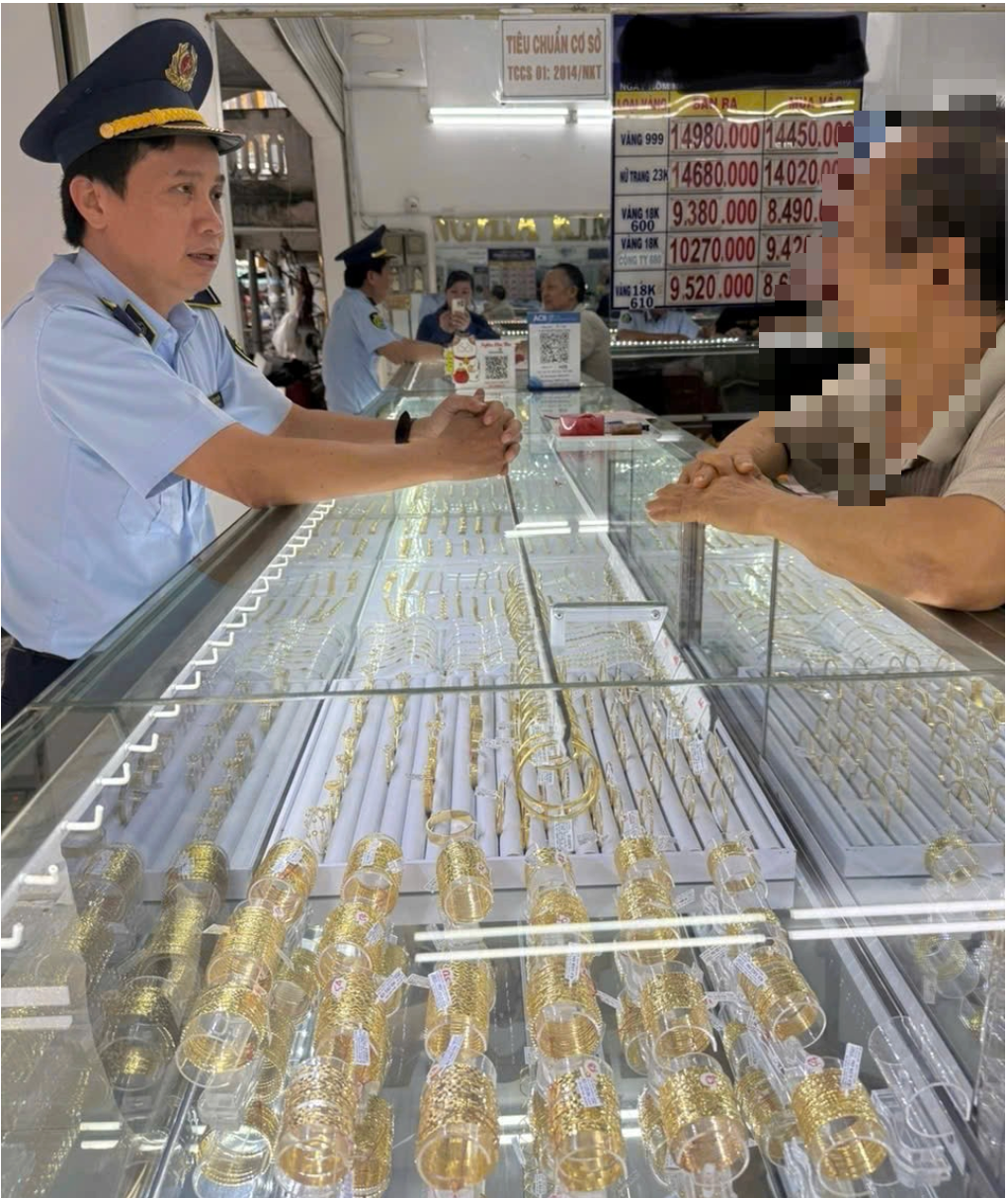 Vĩnh Long: 2 doanh nghiệp bị phạt nặng vì bán vàng trang sức giả mạo - Ảnh 1