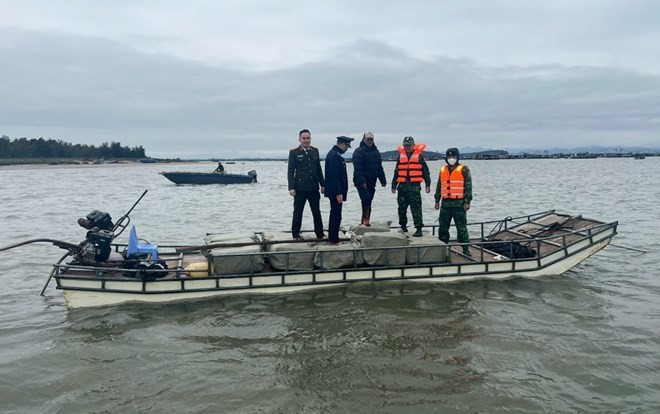 Dùng bè mảng chở 800 kg nầm lợn từ Trung Quốc về Móng Cái - Ảnh 1