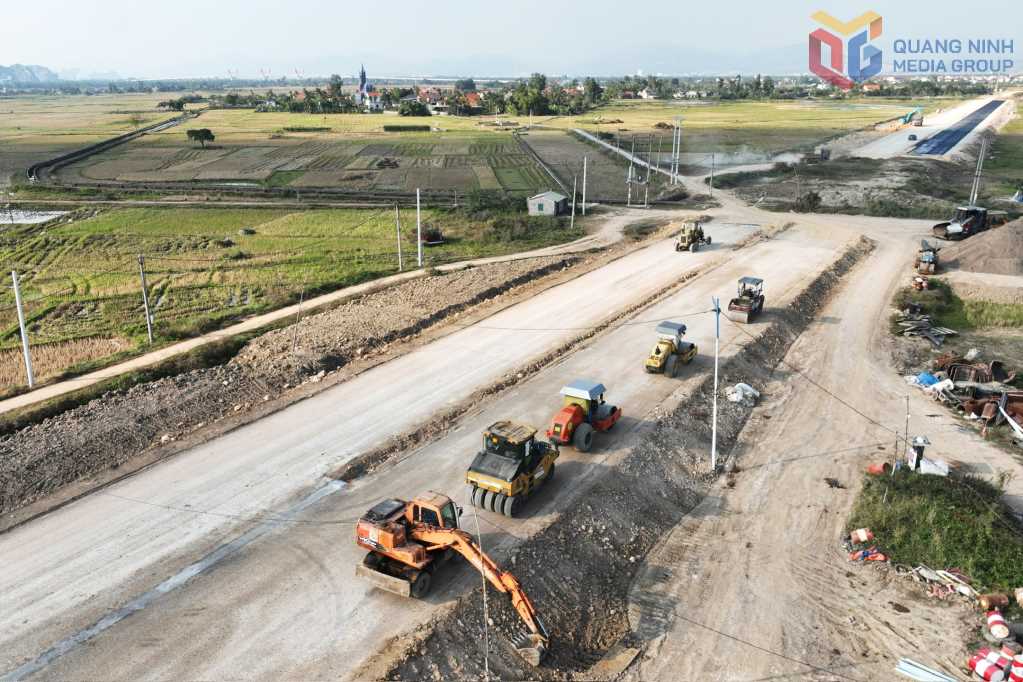 Băng qua sông ngòi, ao đầm, dự án hạ tầng nghìn tỷ của Quảng Ninh ra sao sau 4 năm thi công? - Ảnh 2