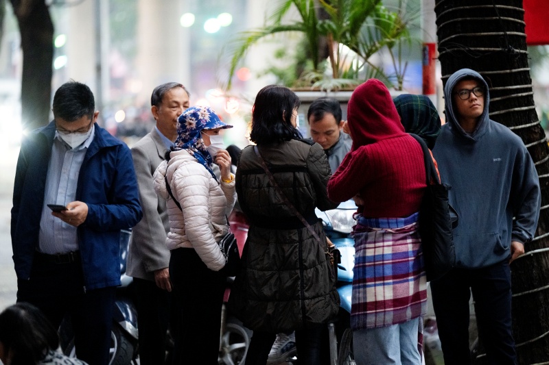 Hà Nội: Giá vàng giảm sốc chỉ sau một đêm, cảnh tượng tại phố Cầu Giấy khiến nhiều người không khỏi bất ngờ - Ảnh 13