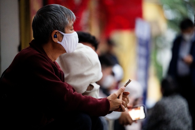 Hà Nội: Giá vàng giảm sốc chỉ sau một đêm, cảnh tượng tại phố Cầu Giấy khiến nhiều người không khỏi bất ngờ - Ảnh 14