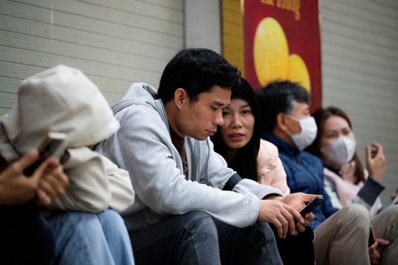 Hà Nội: Giá vàng giảm sốc chỉ sau một đêm, cảnh tượng tại phố Cầu Giấy khiến nhiều người không khỏi bất ngờ - Ảnh 2