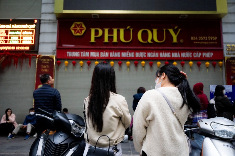 Hà Nội: Giá vàng giảm sốc chỉ sau một đêm, cảnh tượng tại phố Cầu Giấy khiến nhiều người không khỏi bất ngờ - Ảnh 1