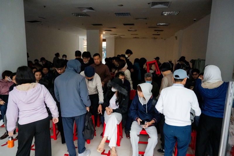 Hà Nội: Giá vàng giảm sốc chỉ sau một đêm, cảnh tượng tại phố Cầu Giấy khiến nhiều người không khỏi bất ngờ - Ảnh 4