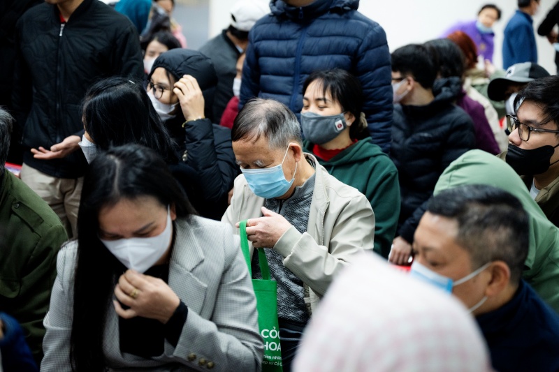 Hà Nội: Giá vàng giảm sốc chỉ sau một đêm, cảnh tượng tại phố Cầu Giấy khiến nhiều người không khỏi bất ngờ - Ảnh 7