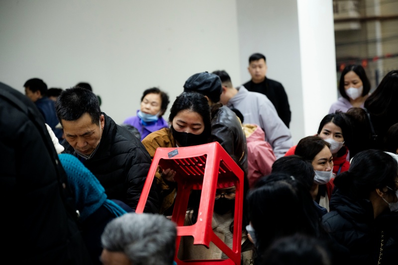 Hà Nội: Giá vàng giảm sốc chỉ sau một đêm, cảnh tượng tại phố Cầu Giấy khiến nhiều người không khỏi bất ngờ - Ảnh 8