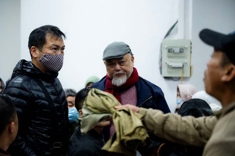 Hà Nội: Giá vàng giảm sốc chỉ sau một đêm, cảnh tượng tại phố Cầu Giấy khiến nhiều người không khỏi bất ngờ - Ảnh 9