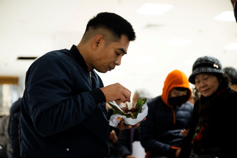 Hà Nội: Giá vàng giảm sốc chỉ sau một đêm, cảnh tượng tại phố Cầu Giấy khiến nhiều người không khỏi bất ngờ - Ảnh 11