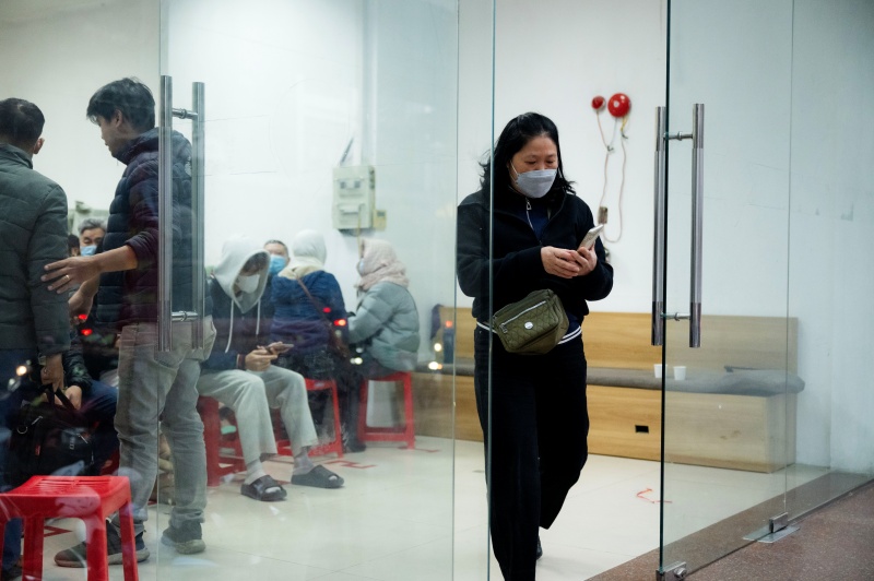 Hà Nội: Giá vàng giảm sốc chỉ sau một đêm, cảnh tượng tại phố Cầu Giấy khiến nhiều người không khỏi bất ngờ - Ảnh 12