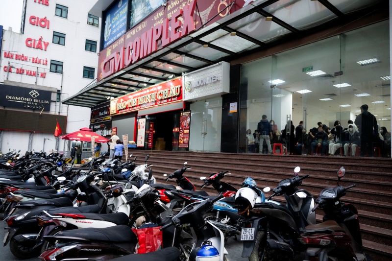 Hà Nội: Giá vàng giảm sốc chỉ sau một đêm, cảnh tượng tại phố Cầu Giấy khiến nhiều người không khỏi bất ngờ - Ảnh 3