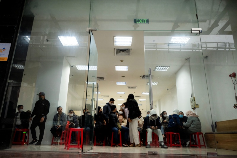 Hà Nội: Giá vàng giảm sốc chỉ sau một đêm, cảnh tượng tại phố Cầu Giấy khiến nhiều người không khỏi bất ngờ - Ảnh 5