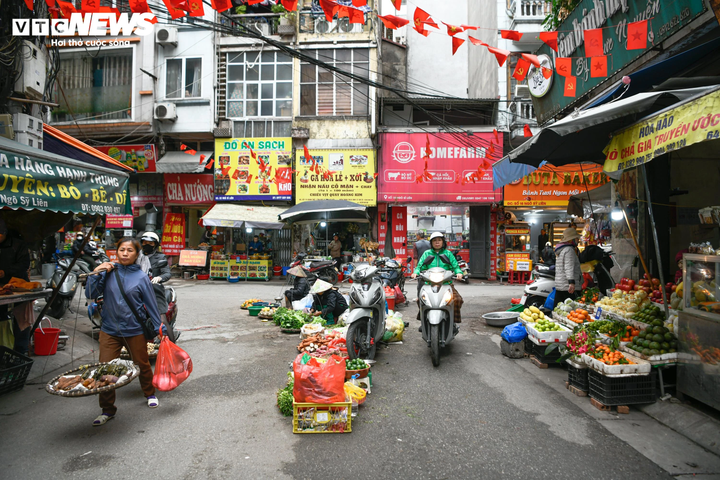 Bỏ chục tỷ đồng mua nhà, sống khổ giữa nhan nhản chợ cóc, quán ăn - Ảnh 2