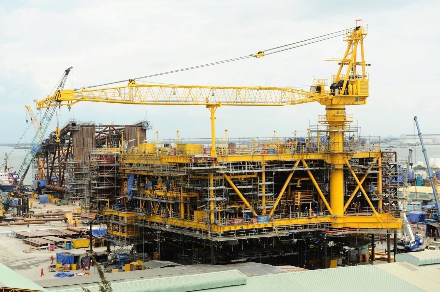 Kho báu dị thường ngoài khơi khiến các ông lớn quốc tế rút lui, DN Việt dùng lượng thép ngang 1.200 xe tăng hạng nặng, lập kỳ tích - Ảnh 1