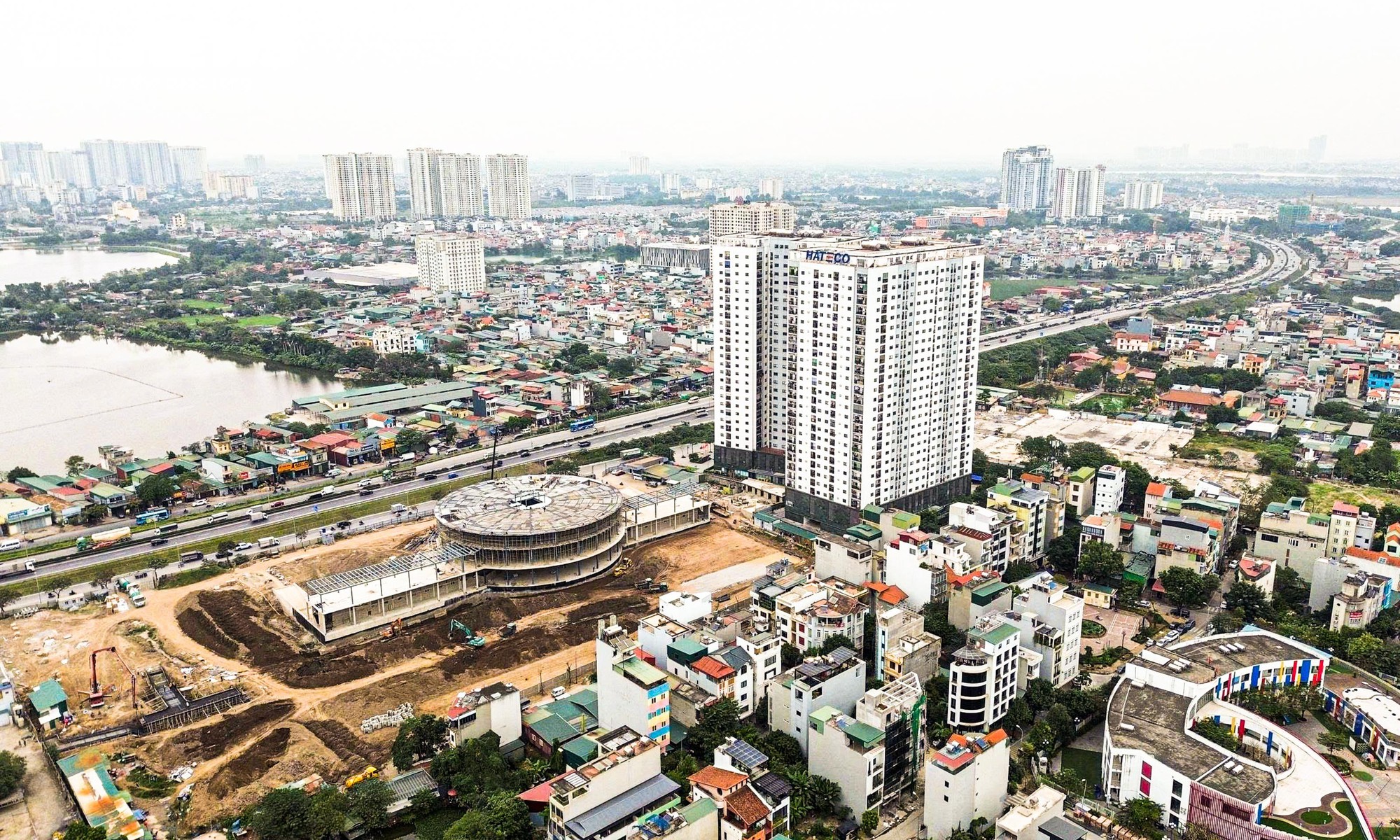 Mục sở thị bến xe khách đầu tiên của Hà Nội có hầm gửi 5.000m² sắp hoàn thành - Ảnh 1