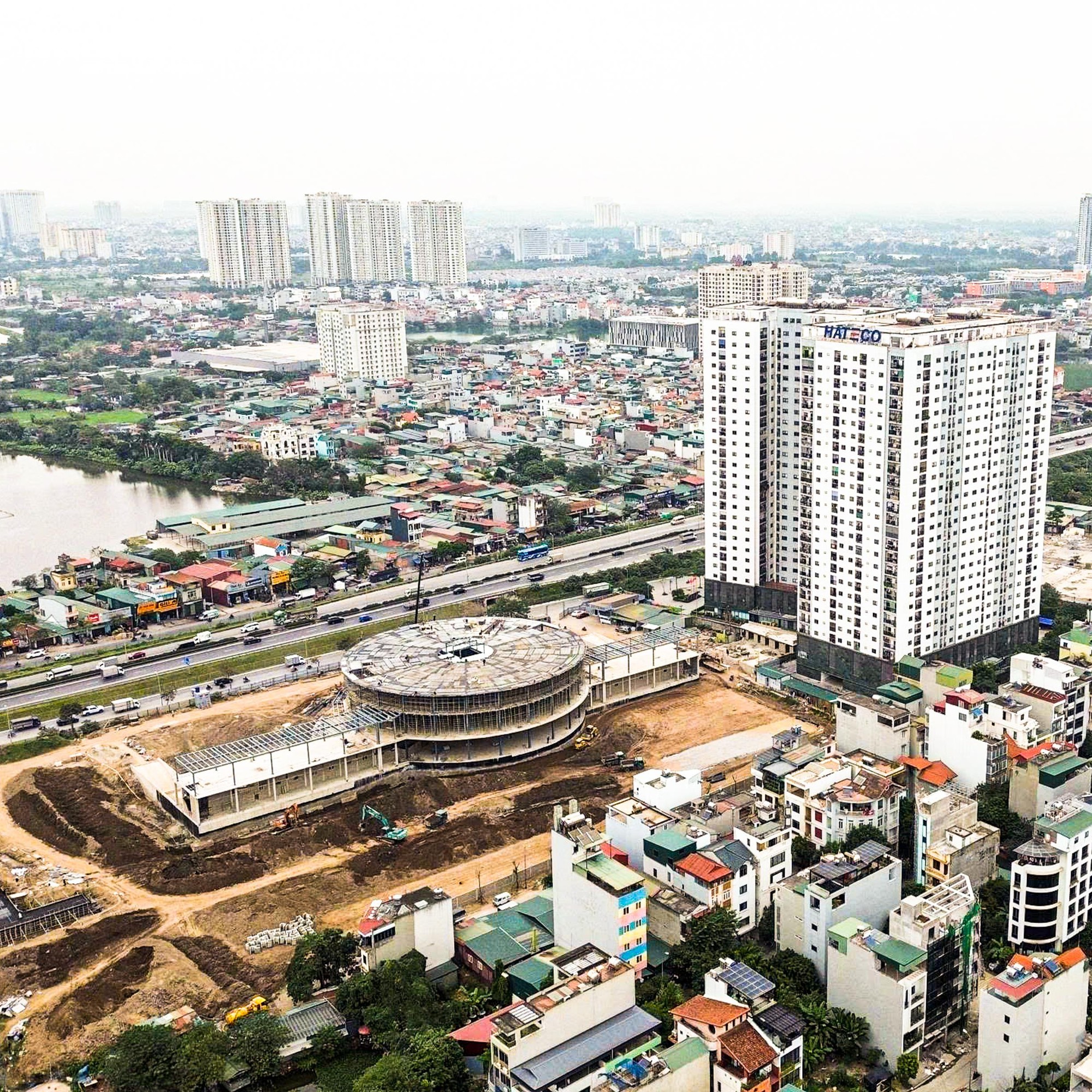 Mục sở thị bến xe khách đầu tiên của Hà Nội có hầm gửi 5.000m² sắp hoàn thành - Ảnh 2