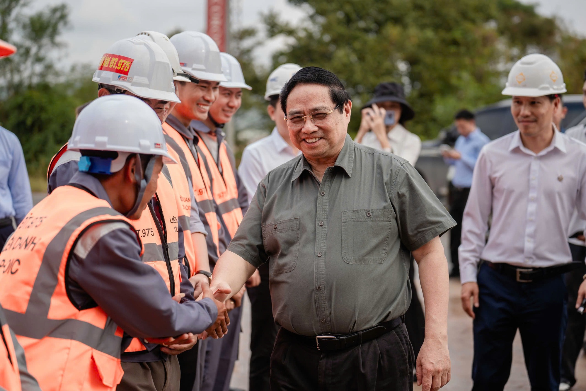 Thủ tướng đề nghị phát huy tinh thần "chỉ bàn làm, không bàn lùi" tại các dự án phục vụ APEC - Ảnh 1