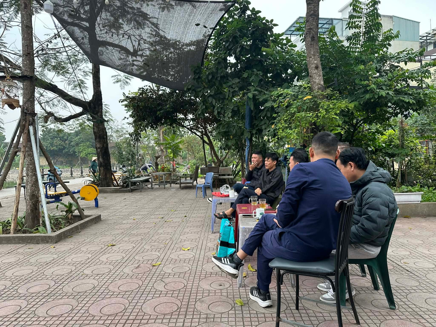 Công viên tại trung tâm Hà Nội bị hàng quán lấn chiếm, bãi cỏ thành nơi trồng rau - Ảnh 13