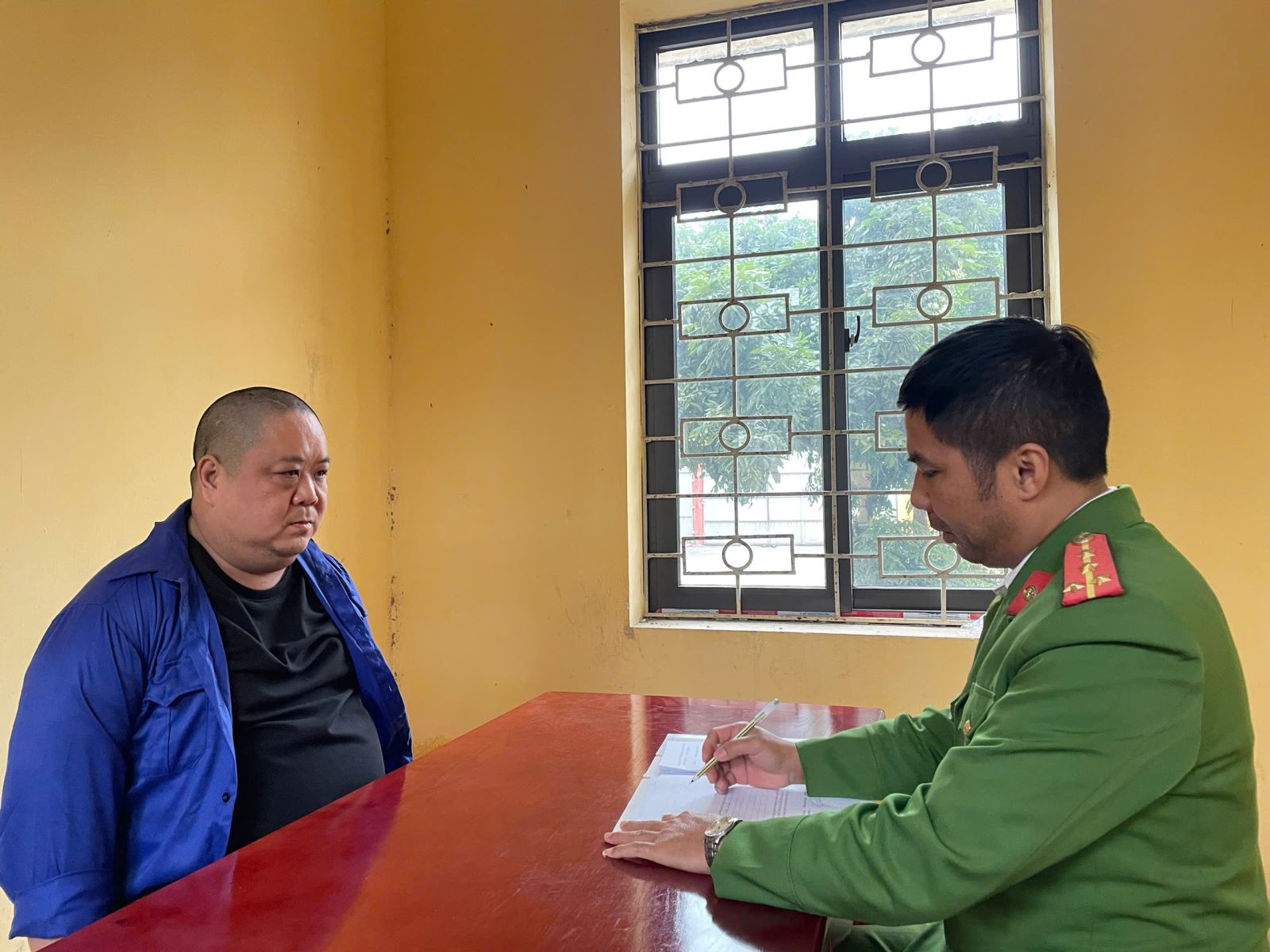 Hàng trăm cảnh sát khám xét khẩn cấp, bắt Nguyễn Chính Nghĩa và 34 người khác trong một chuyên án lớn - Ảnh 1