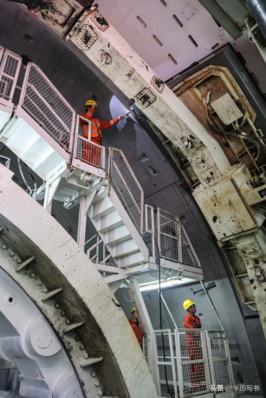 Là "siêu cường" hạ tầng nhưng Trung Quốc phải cần 3 năm để đào đường hầm dài 4m: Chuyện ngược đời gì đây? - Ảnh 1