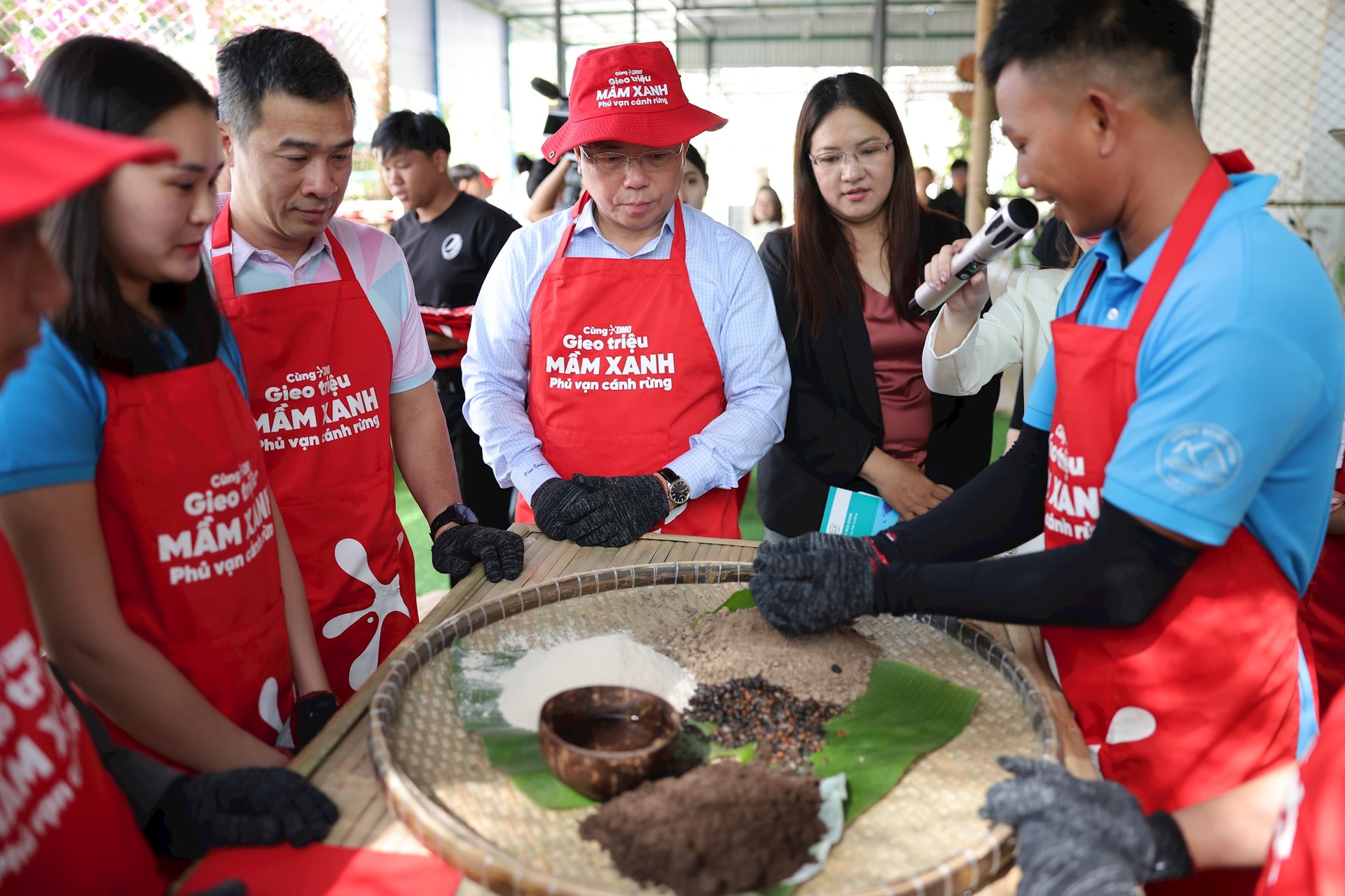 Cam kết trồng thêm 1 triệu cây xanh: Unilever đưa Drone thử nghiệm gieo mầm tại vùng rừng khô hạn nhất Việt Nam - Ảnh 3